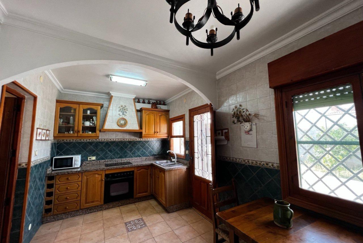 Chalet con 1000 metros de terreno en la zona  Sol y Luz de San Vicente del Raspeig, Alicante
