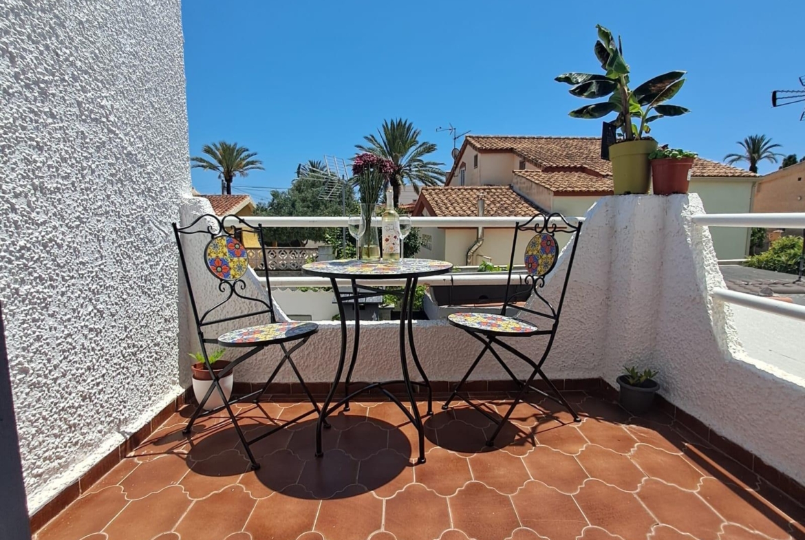 Exclusive renovated upper floor bungalow with 2 bedrooms, 1 bathroom