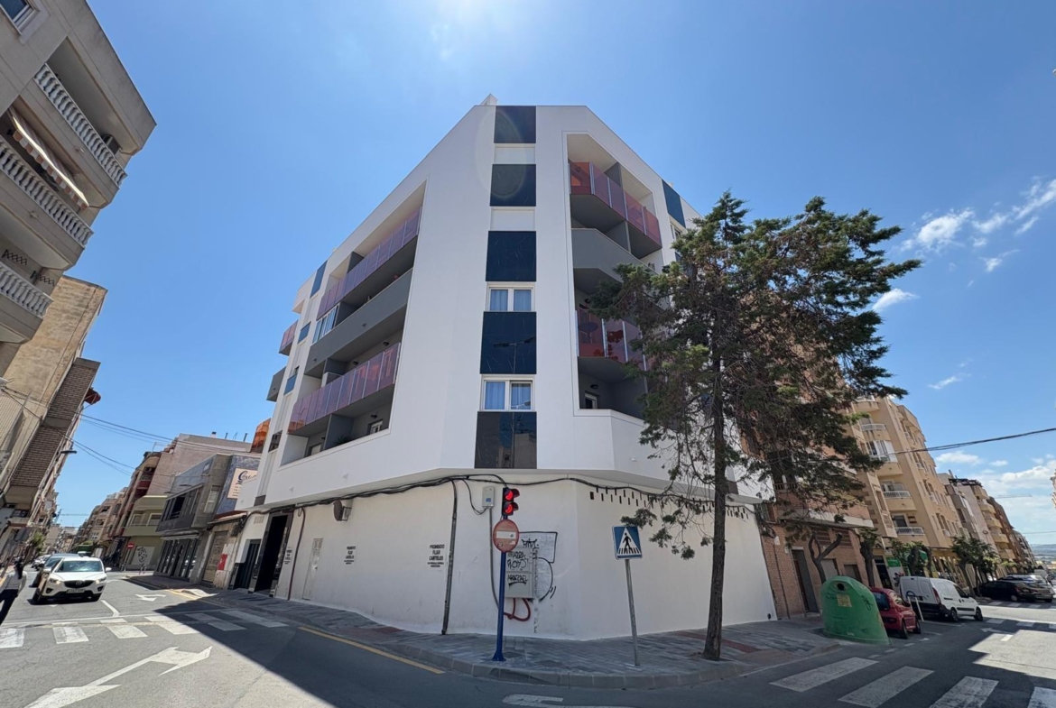 Exclusive Apartment in the Heart of Torrevieja 🌊🏖️ 2 Bedrooms 1 Bathroom BBQ Solarium with Sea Views