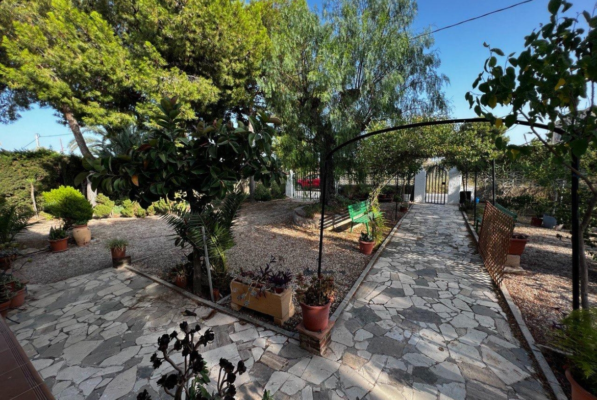 Chalet con 1000 metros de terreno en la zona  Sol y Luz de San Vicente del Raspeig, Alicante
