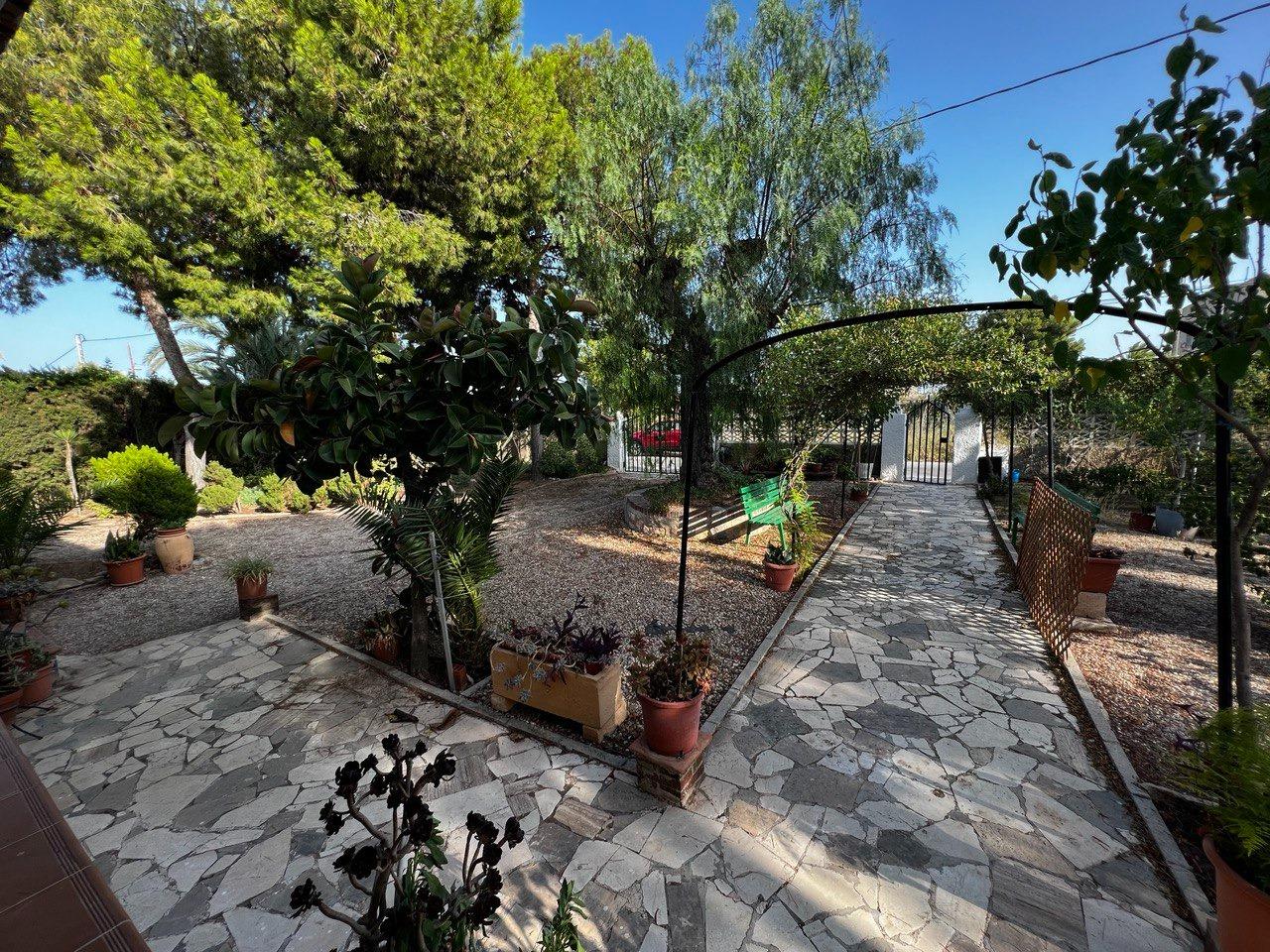 Chalet con 1000 metros de terreno en la zona  Sol y Luz de San Vicente del Raspeig, Alicante