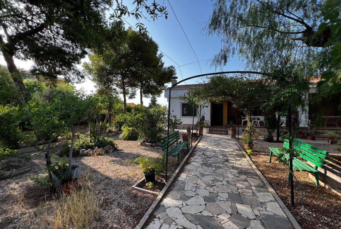 Chalet con 1000 metros de terreno en la zona  Sol y Luz de San Vicente del Raspeig, Alicante