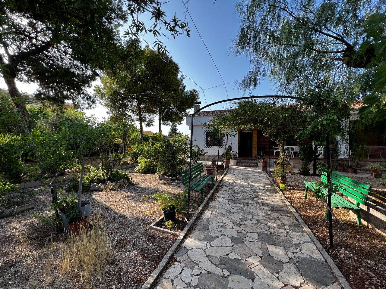 Chalet con 1000 metros de terreno en la zona  Sol y Luz de San Vicente del Raspeig, Alicante