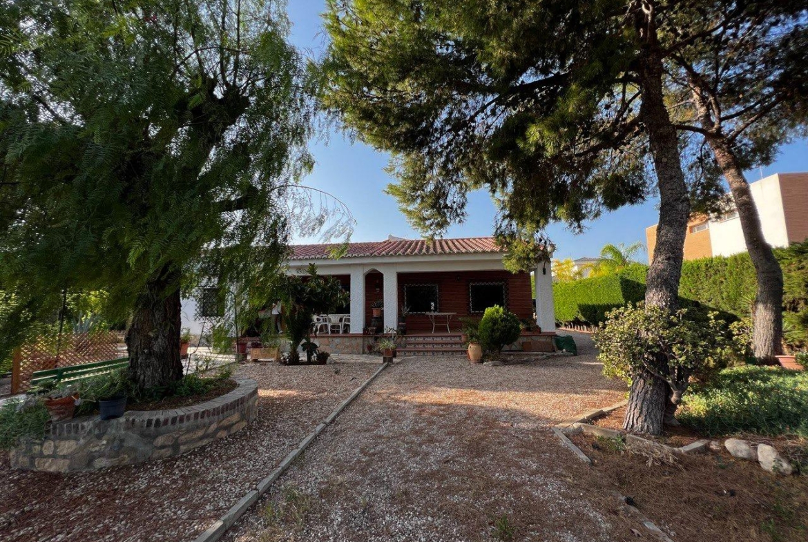 Chalet con 1000 metros de terreno en la zona  Sol y Luz de San Vicente del Raspeig, Alicante