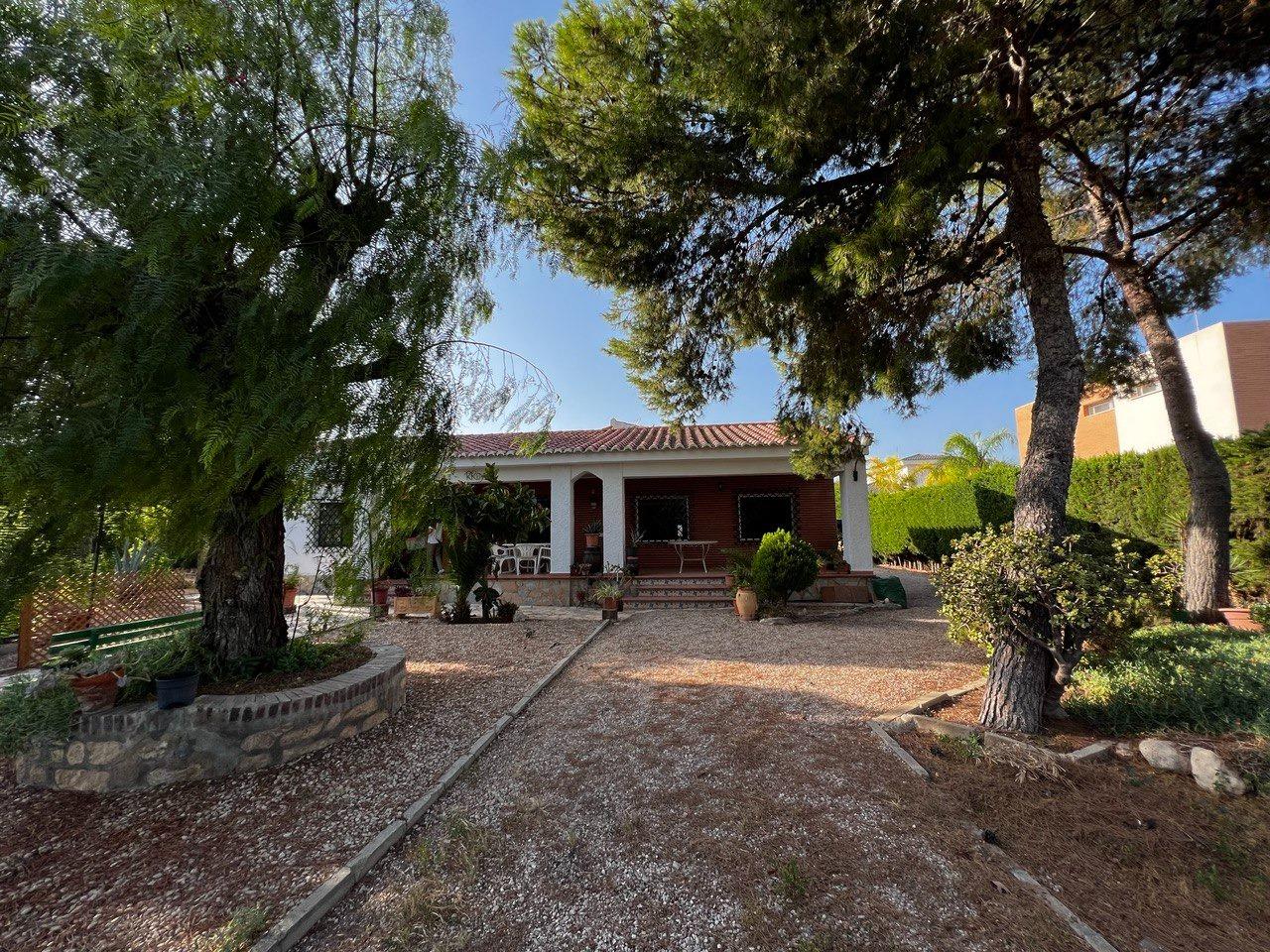 Chalet con 1000 metros de terreno en la zona  Sol y Luz de San Vicente del Raspeig, Alicante
