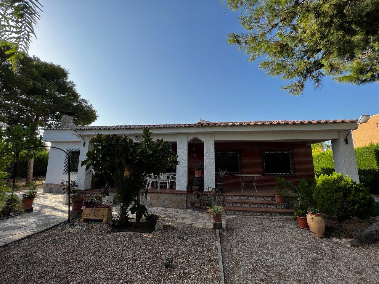 Chalet con 1000 metros de terreno en la zona  Sol y Luz de San Vicente del Raspeig, Alicante