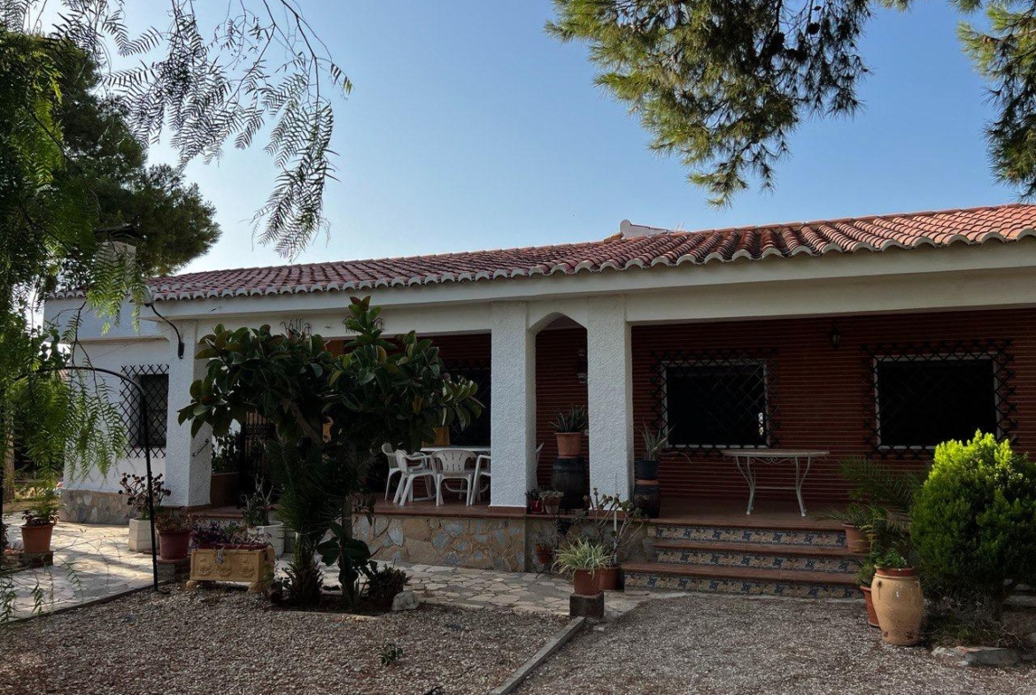 Chalet con 1000 metros de terreno en la zona  Sol y Luz de San Vicente del Raspeig, Alicante
