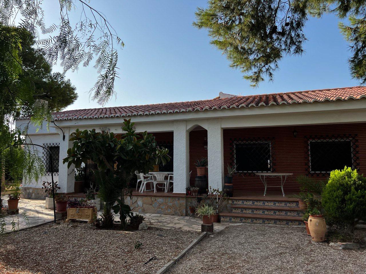Chalet con 1000 metros de terreno en la zona  Sol y Luz de San Vicente del Raspeig, Alicante