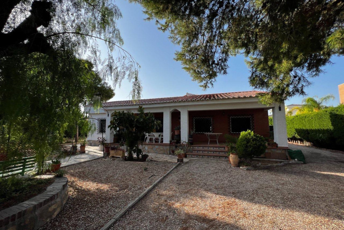 Chalet con 1000 metros de terreno en la zona  Sol y Luz de San Vicente del Raspeig, Alicante