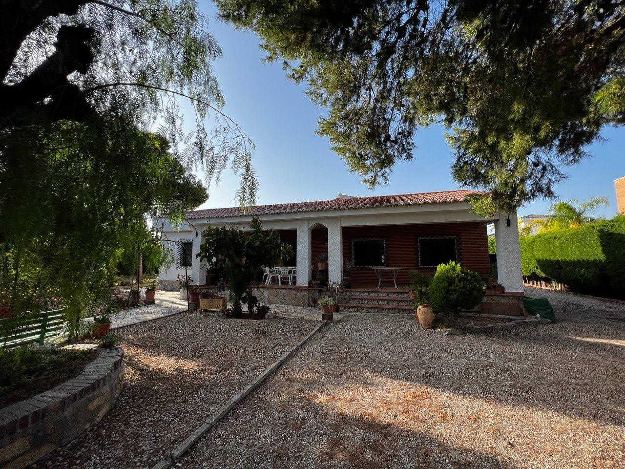 Chalet con 1000 metros de terreno en la zona  Sol y Luz de San Vicente del Raspeig, Alicante