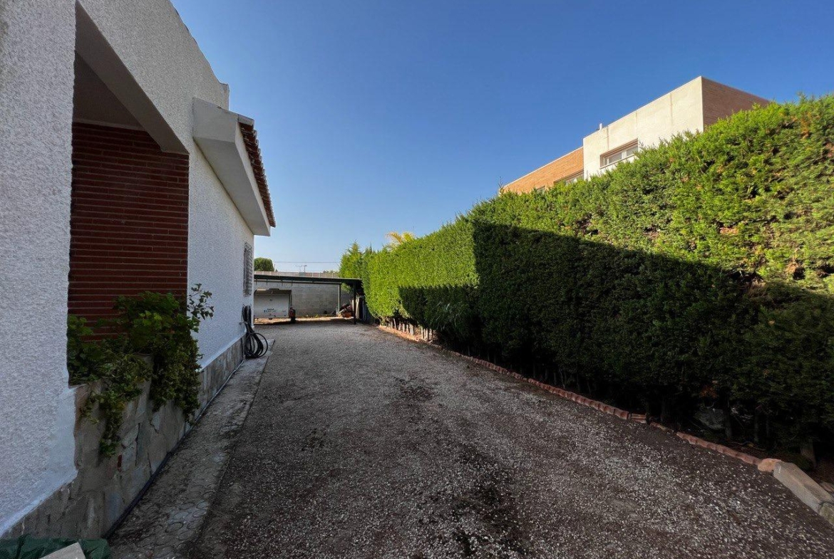 Chalet con 1000 metros de terreno en la zona  Sol y Luz de San Vicente del Raspeig, Alicante
