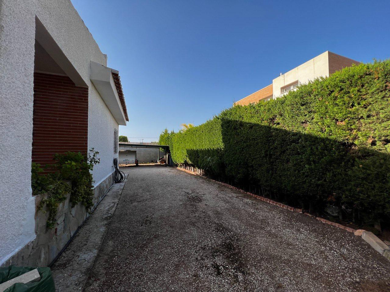 Chalet con 1000 metros de terreno en la zona  Sol y Luz de San Vicente del Raspeig, Alicante