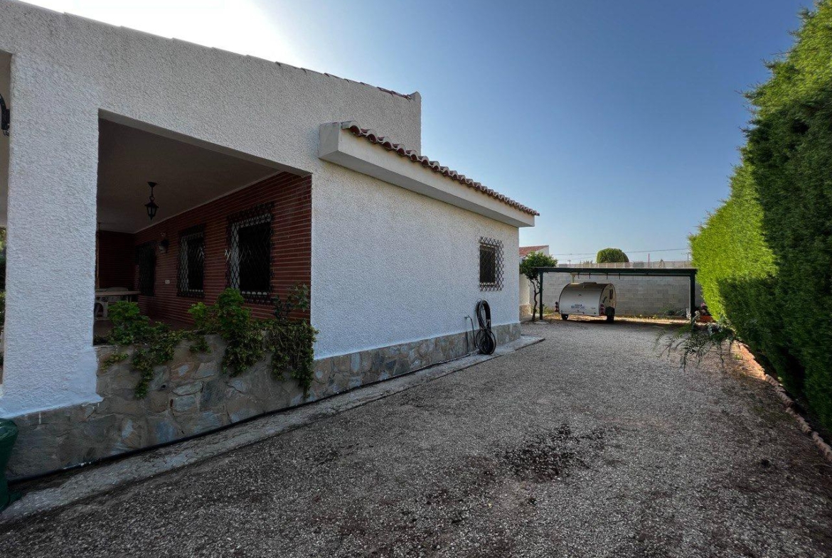 Chalet con 1000 metros de terreno en la zona  Sol y Luz de San Vicente del Raspeig, Alicante