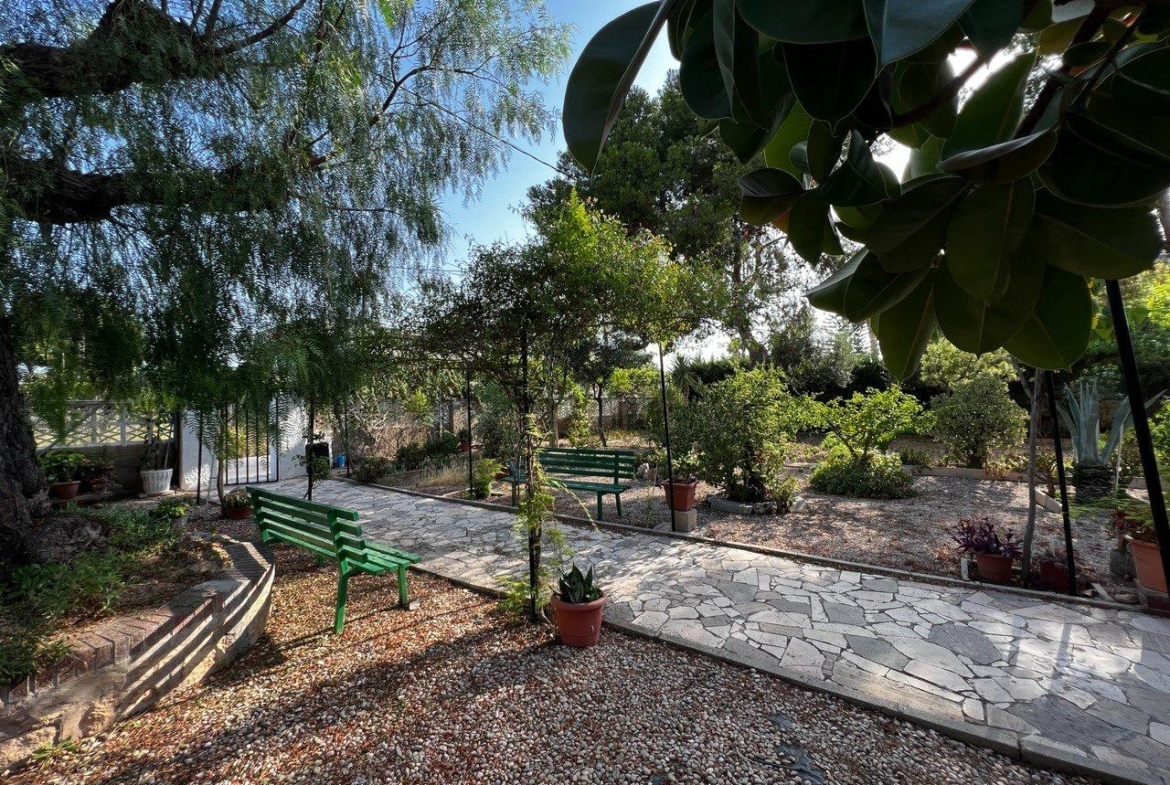 Chalet con 1000 metros de terreno en la zona  Sol y Luz de San Vicente del Raspeig, Alicante