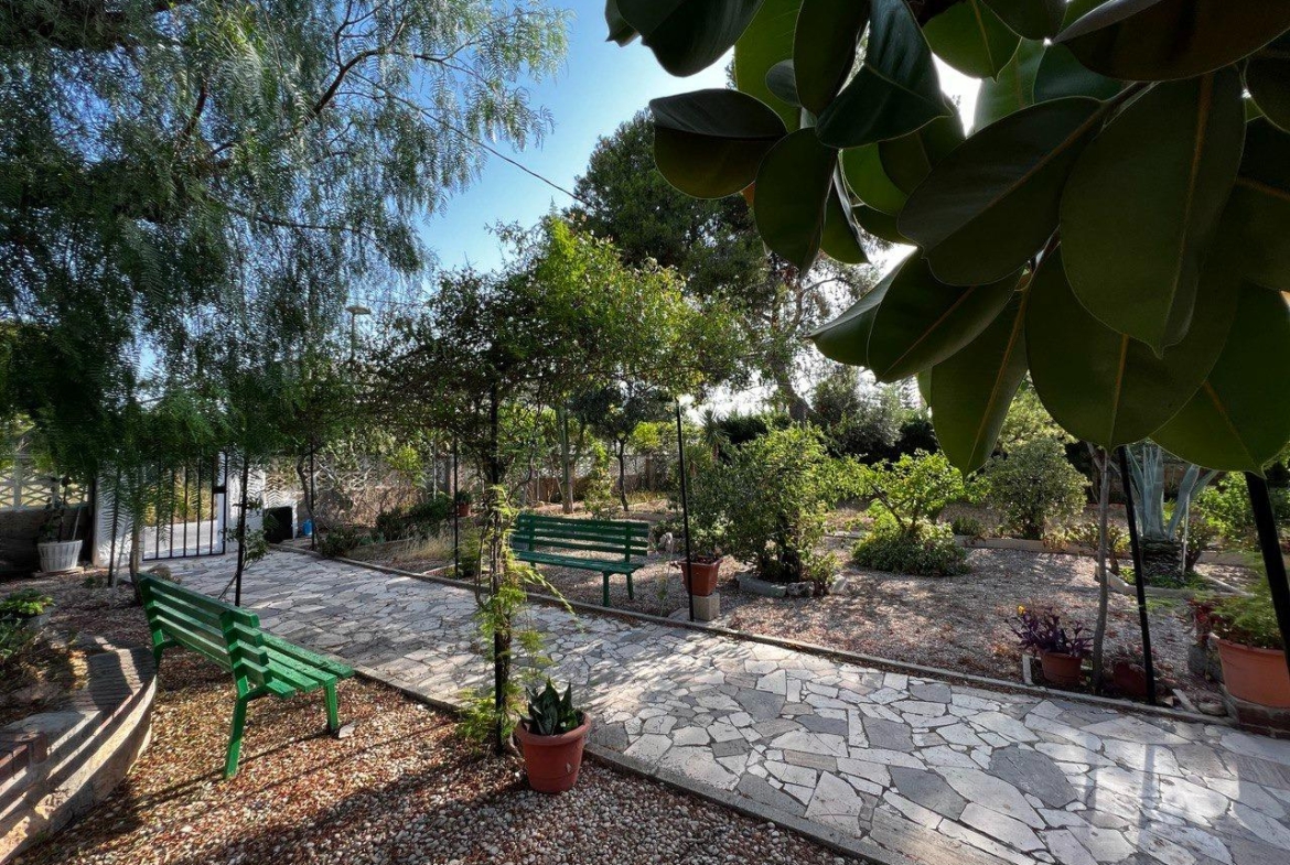 Chalet con 1000 metros de terreno en la zona  Sol y Luz de San Vicente del Raspeig, Alicante
