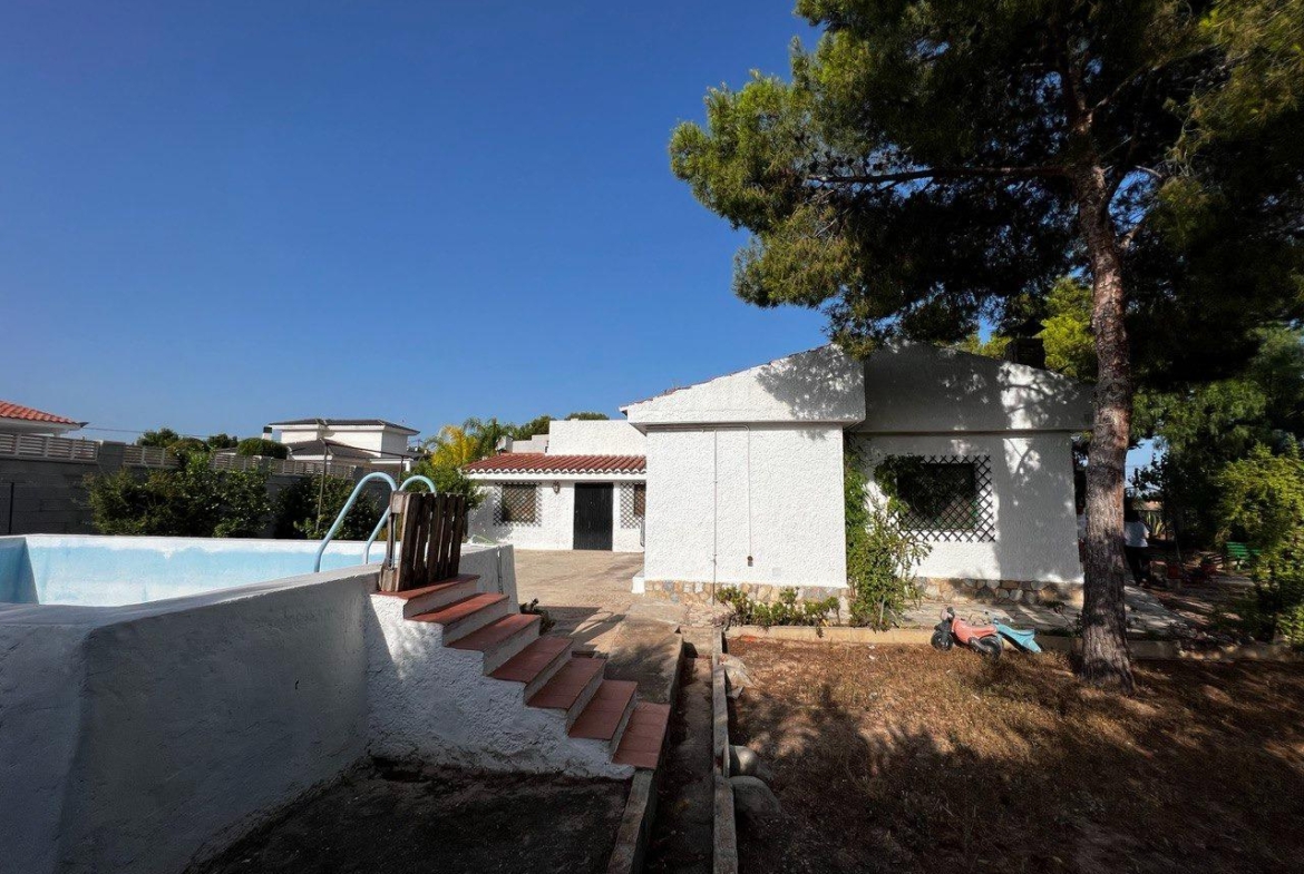 Chalet con 1000 metros de terreno en la zona  Sol y Luz de San Vicente del Raspeig, Alicante