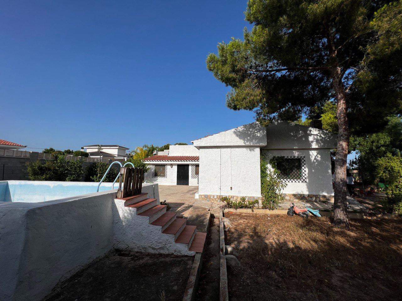 Chalet con 1000 metros de terreno en la zona  Sol y Luz de San Vicente del Raspeig, Alicante