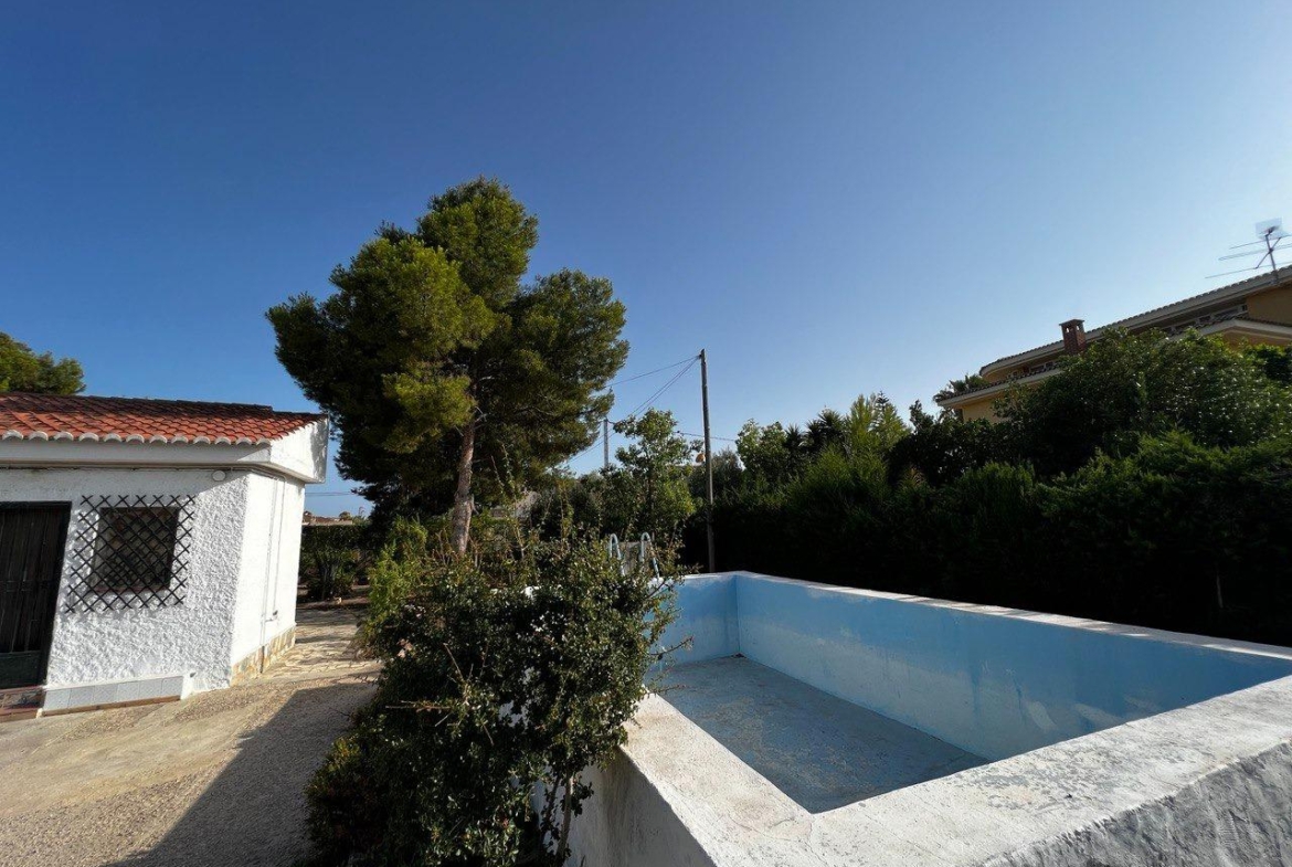 Chalet con 1000 metros de terreno en la zona  Sol y Luz de San Vicente del Raspeig, Alicante