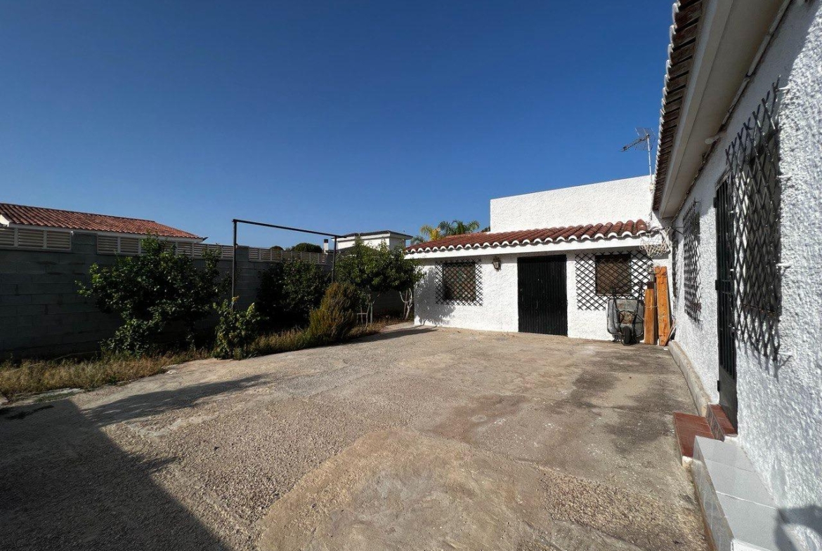 Chalet con 1000 metros de terreno en la zona  Sol y Luz de San Vicente del Raspeig, Alicante