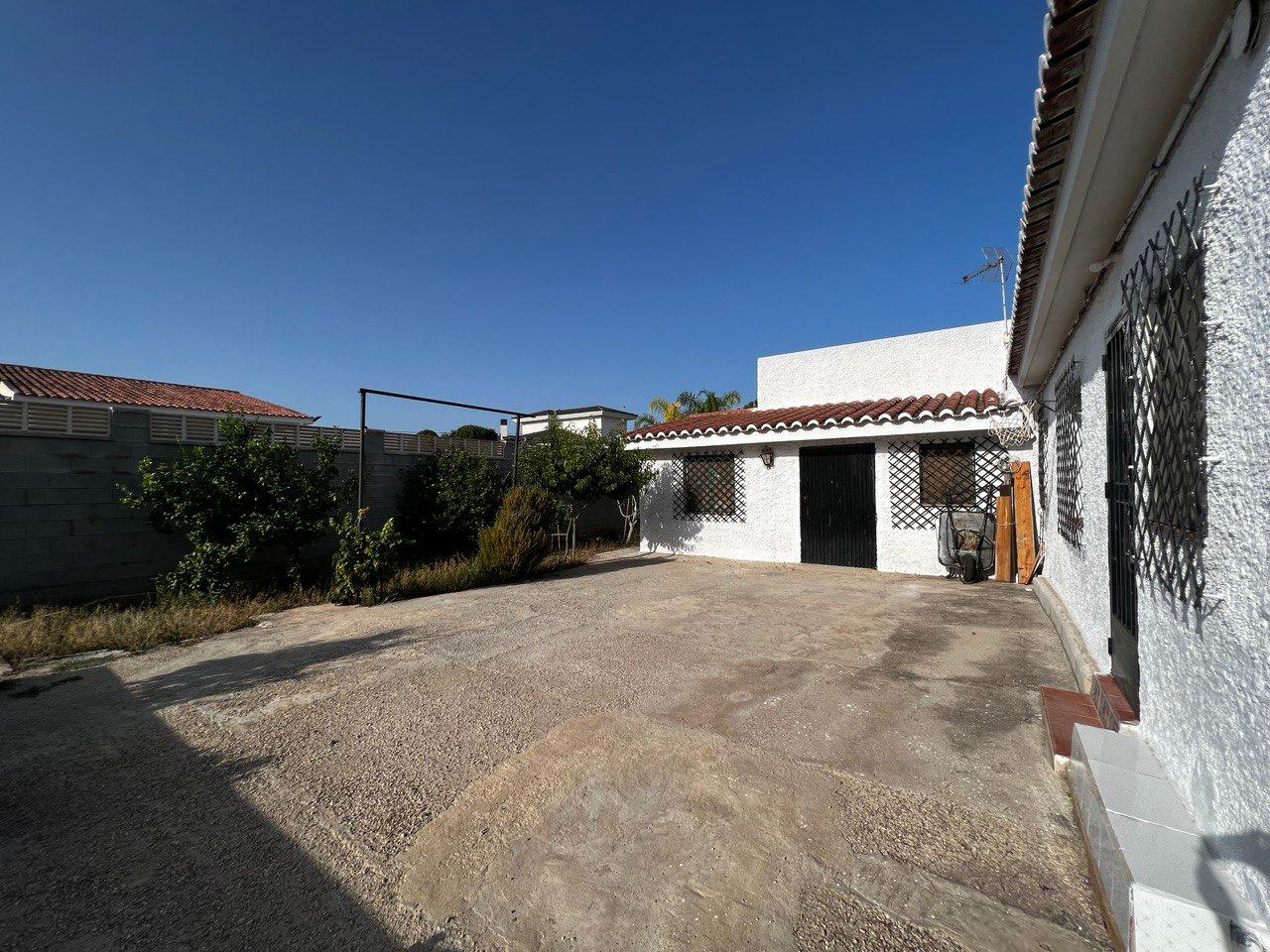Chalet con 1000 metros de terreno en la zona  Sol y Luz de San Vicente del Raspeig, Alicante