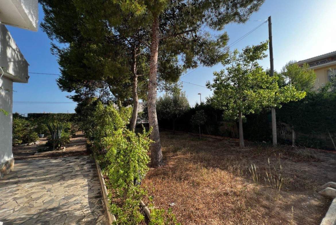 Chalet con 1000 metros de terreno en la zona  Sol y Luz de San Vicente del Raspeig, Alicante