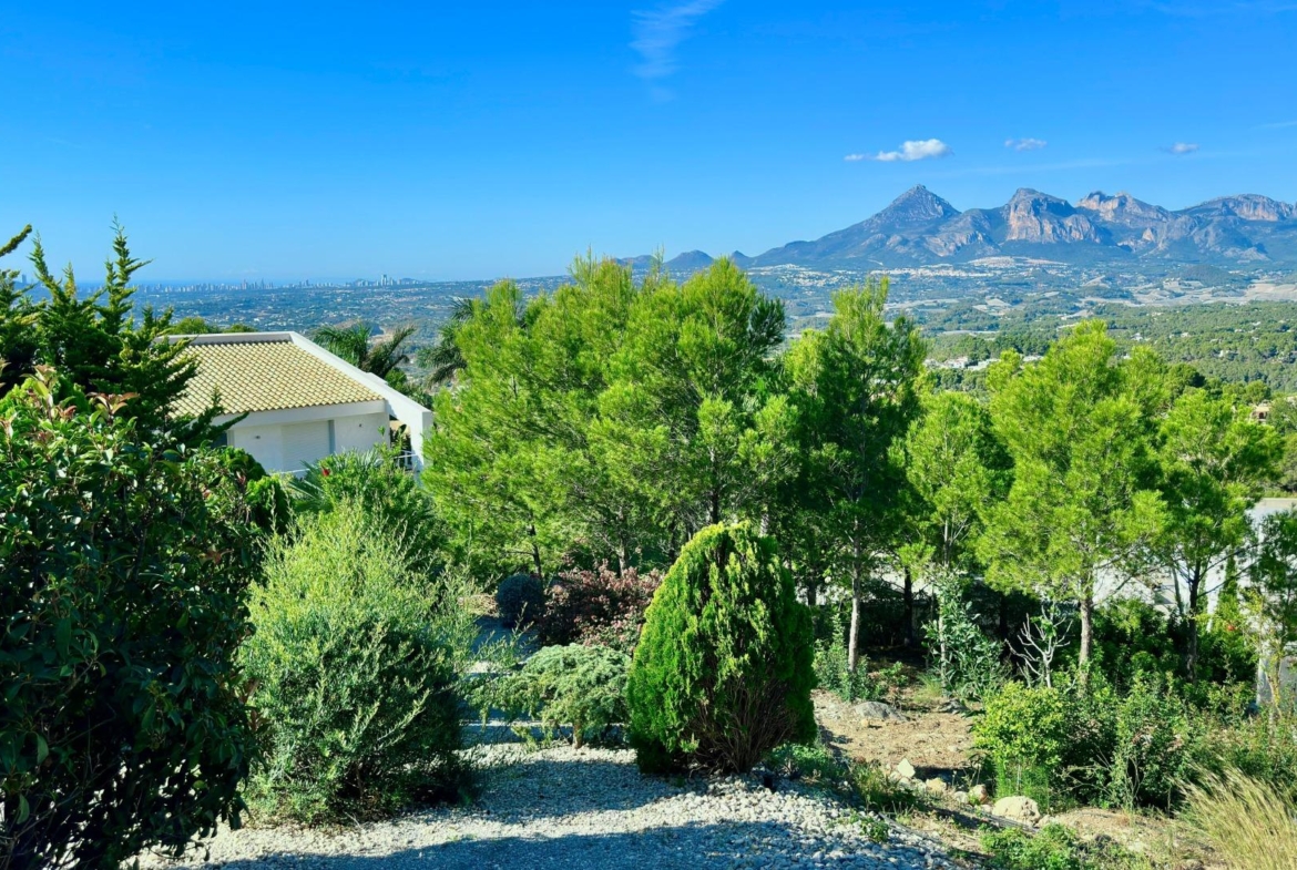 Elegant Villa with Sea Views and Altea la Vella 🌊✨