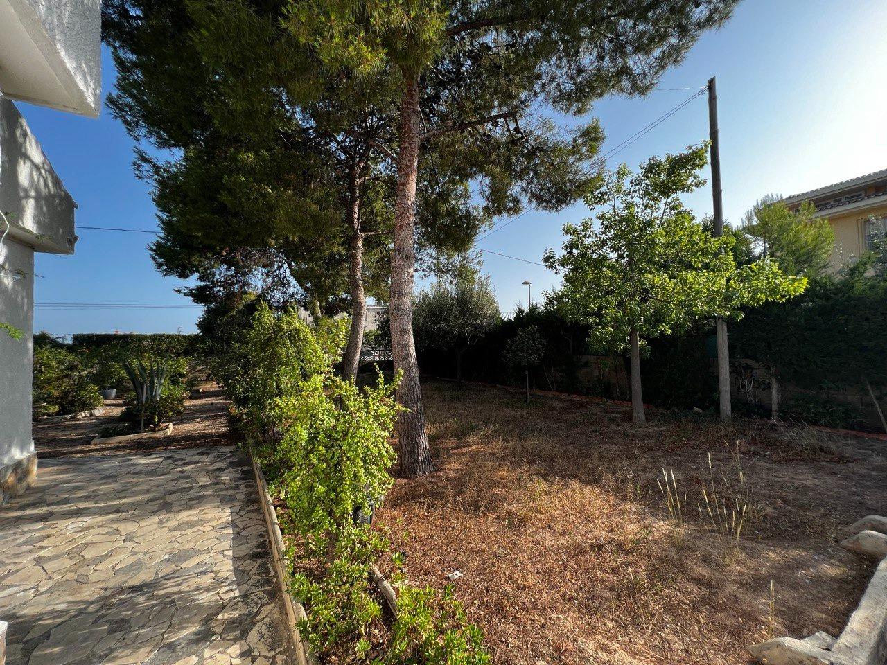 Chalet con 1000 metros de terreno en la zona  Sol y Luz de San Vicente del Raspeig, Alicante