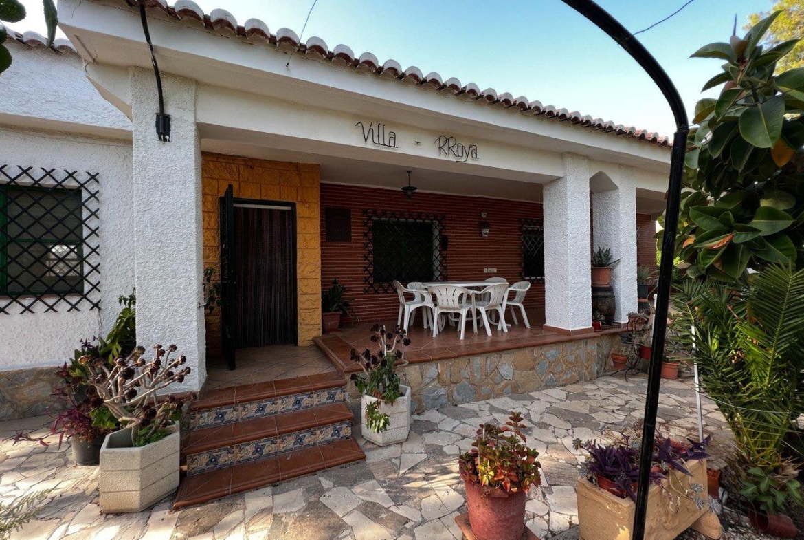 Chalet con 1000 metros de terreno en la zona  Sol y Luz de San Vicente del Raspeig, Alicante