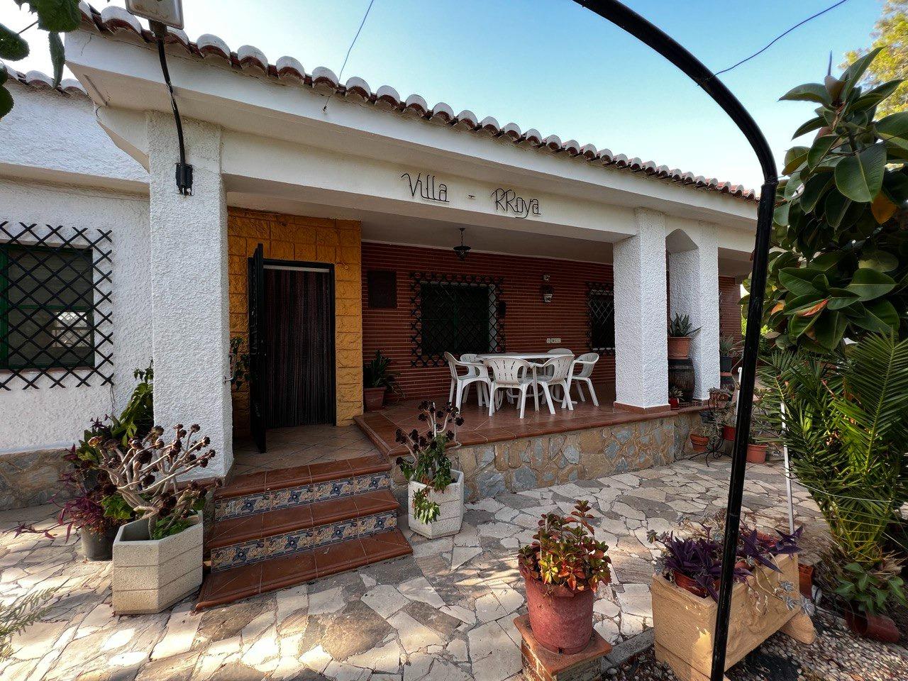 Chalet con 1000 metros de terreno en la zona  Sol y Luz de San Vicente del Raspeig, Alicante