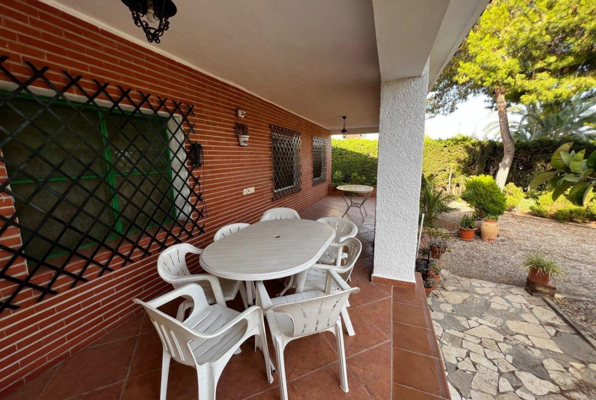 Chalet con 1000 metros de terreno en la zona  Sol y Luz de San Vicente del Raspeig, Alicante