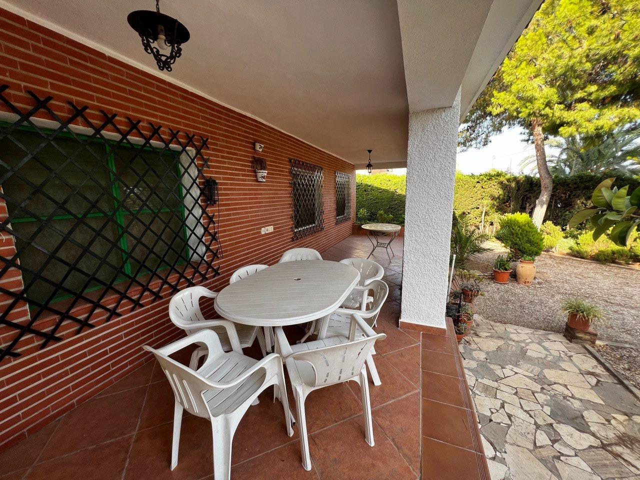 Chalet con 1000 metros de terreno en la zona  Sol y Luz de San Vicente del Raspeig, Alicante