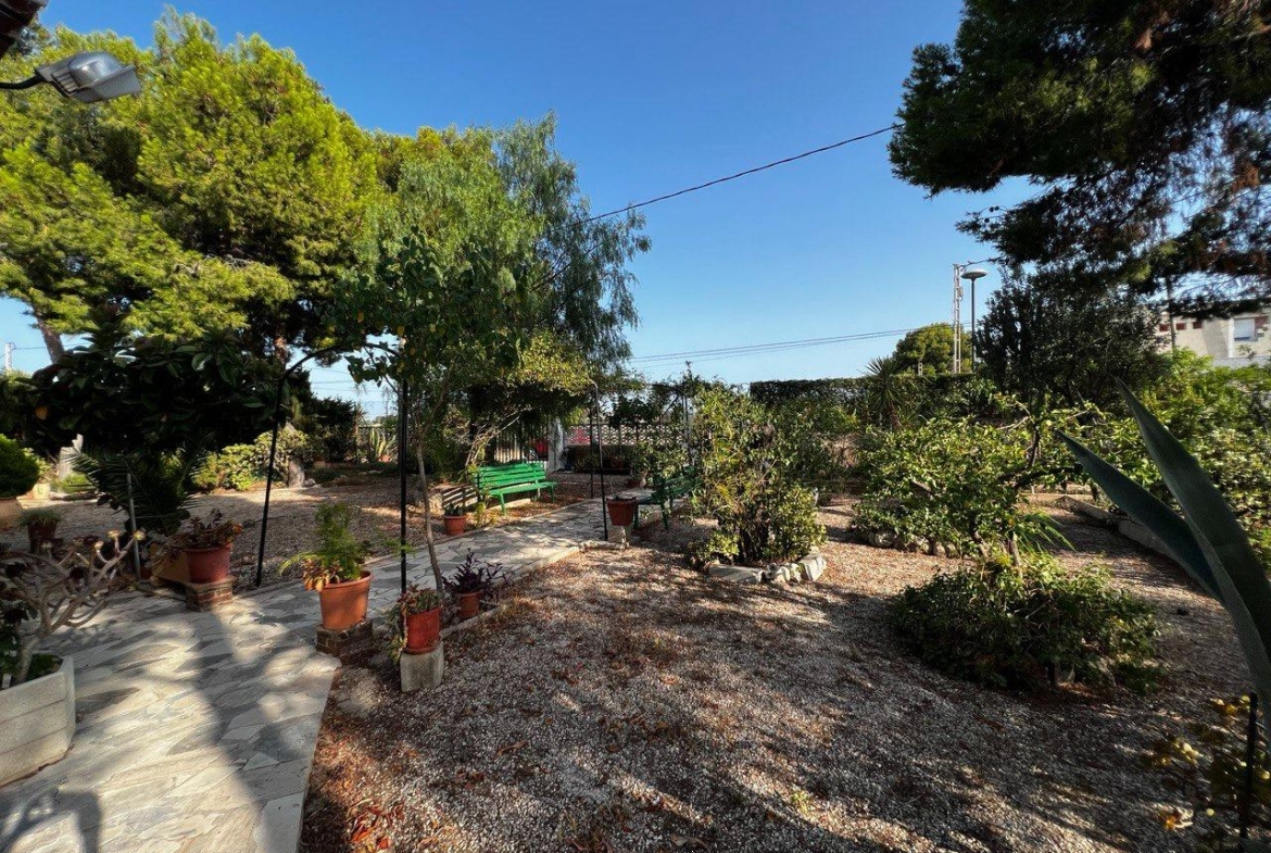 Chalet con 1000 metros de terreno en la zona  Sol y Luz de San Vicente del Raspeig, Alicante