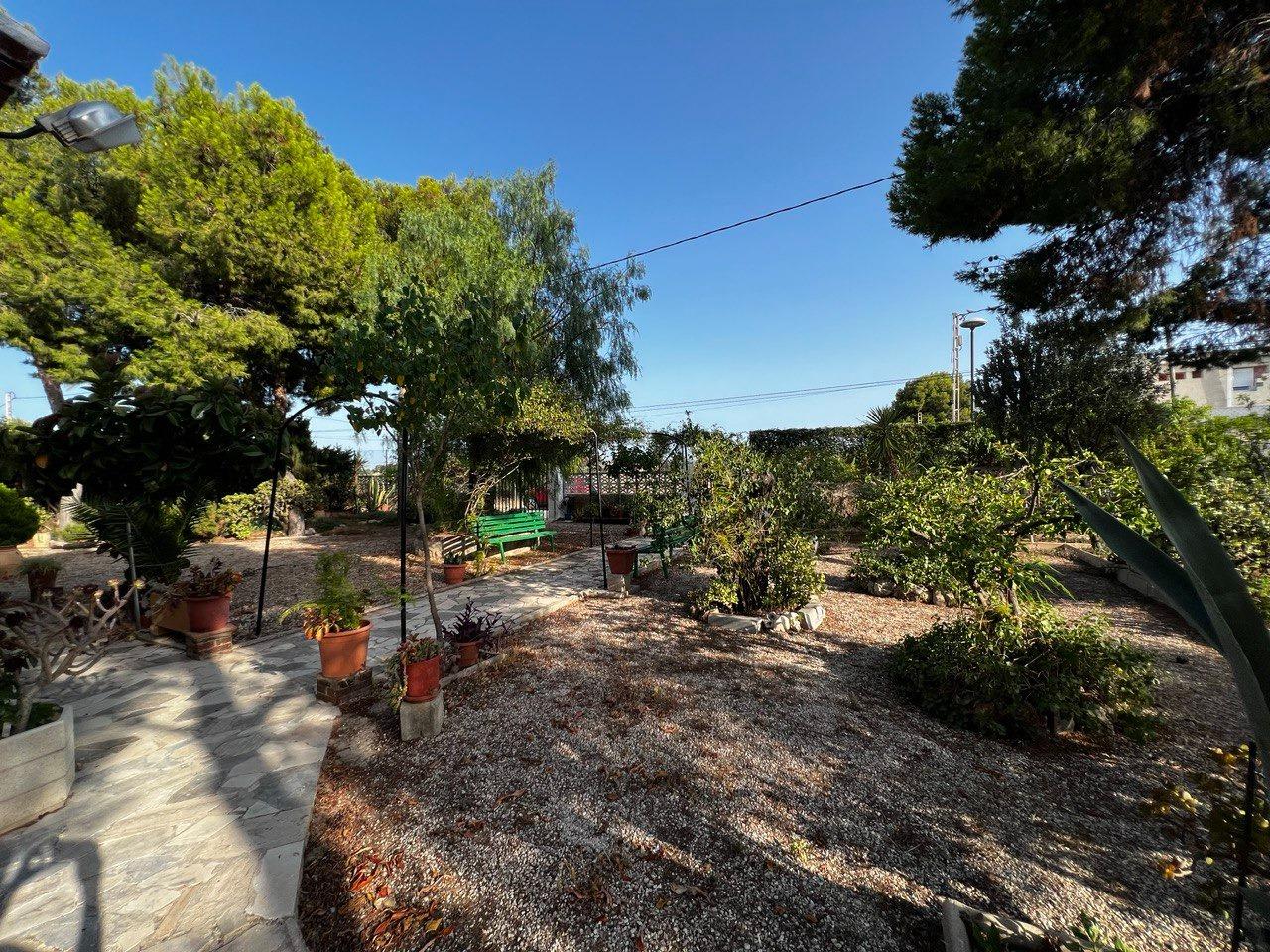 Chalet con 1000 metros de terreno en la zona  Sol y Luz de San Vicente del Raspeig, Alicante