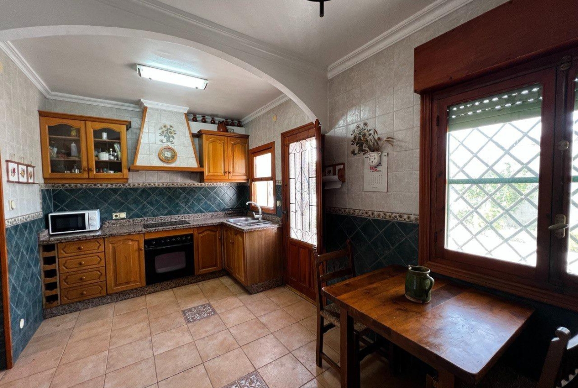 Chalet con 1000 metros de terreno en la zona  Sol y Luz de San Vicente del Raspeig, Alicante