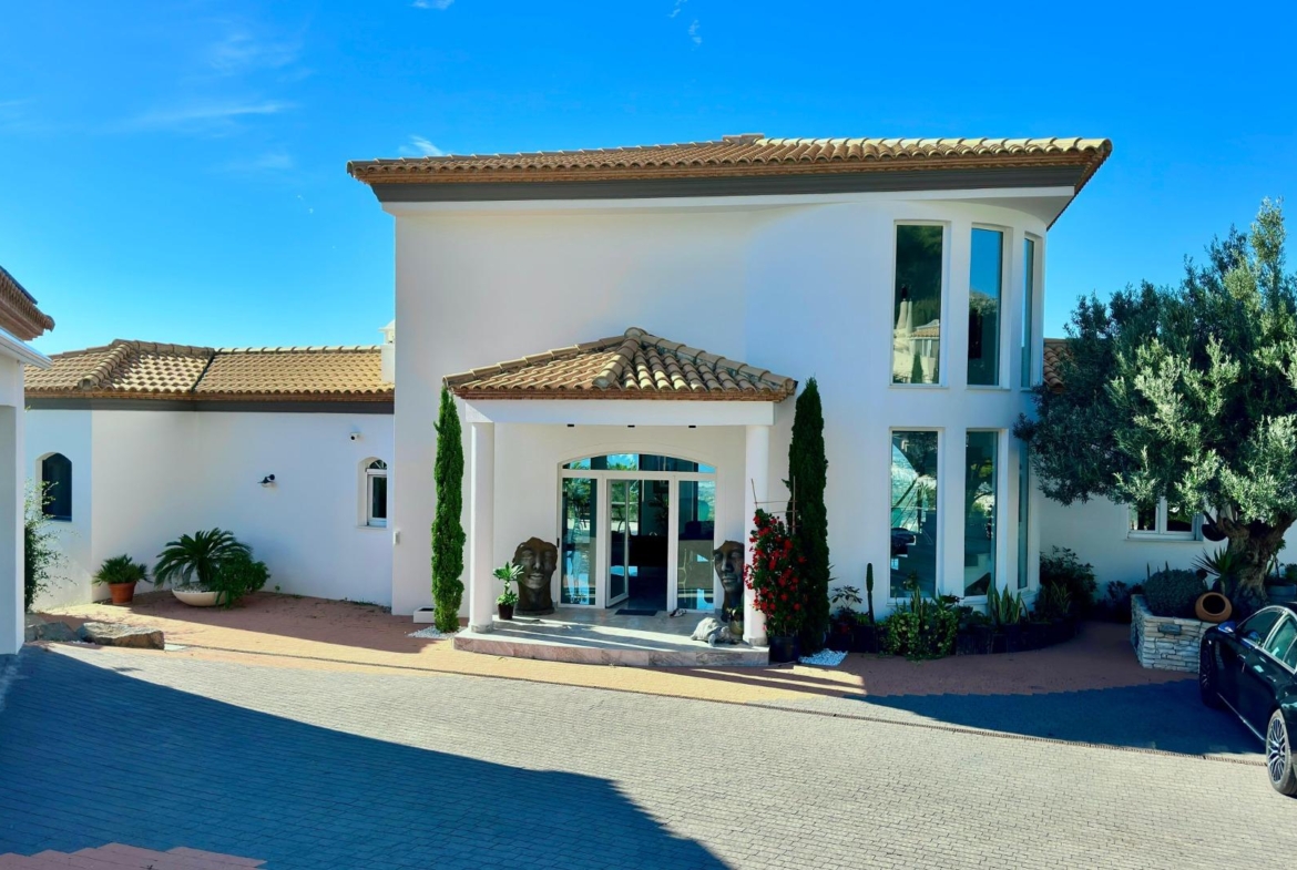 Elegant Villa with Sea Views and Altea la Vella 🌊✨