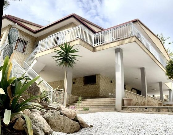 VILLA EN ORIHUELA COSTA A 500 METROS DE LA PLAYA. 4 DORM. 3 BAÑOS. PARCELA 1.145M2.