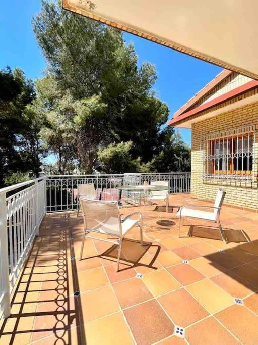 VILLA EN ORIHUELA COSTA A 500 METROS DE LA PLAYA. 4 DORM. 3 BAÑOS. PARCELA 1.145M2.