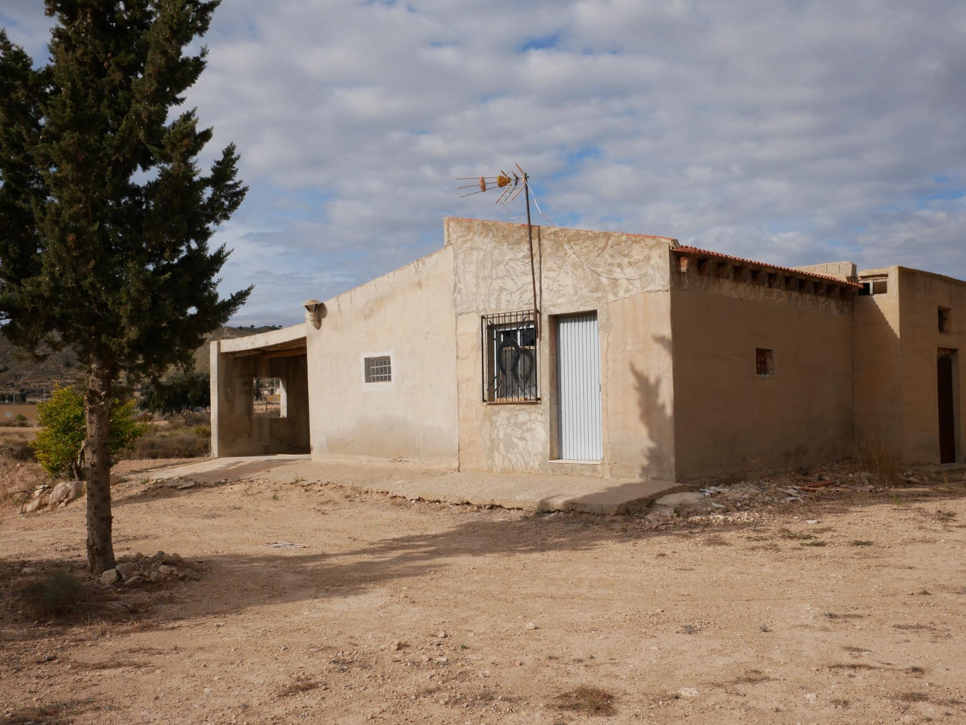 16-10 CASA CON TERRENO EN ZONA EL SALADO, ABANILLA