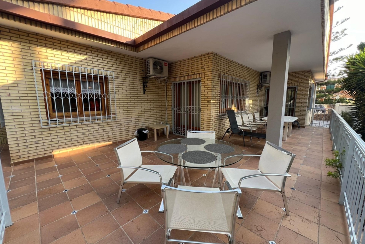 VILLA EN ORIHUELA COSTA A 500 METROS DE LA PLAYA. 4 DORM. 3 BAÑOS. PARCELA 1.145M2.