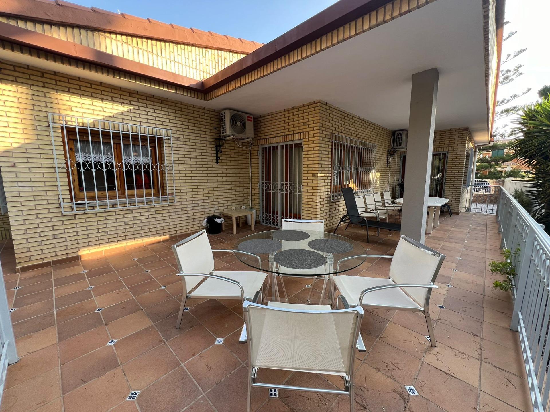 16-11-4 VILLA EN ORIHUELA COSTA A 500 METROS DE LA PLAYA. 4 DORM. 3 BAÑOS. PARCELA 1.145M2.