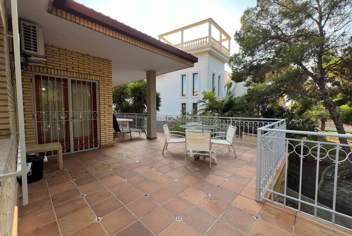 VILLA EN ORIHUELA COSTA A 500 METROS DE LA PLAYA. 4 DORM. 3 BAÑOS. PARCELA 1.145M2.