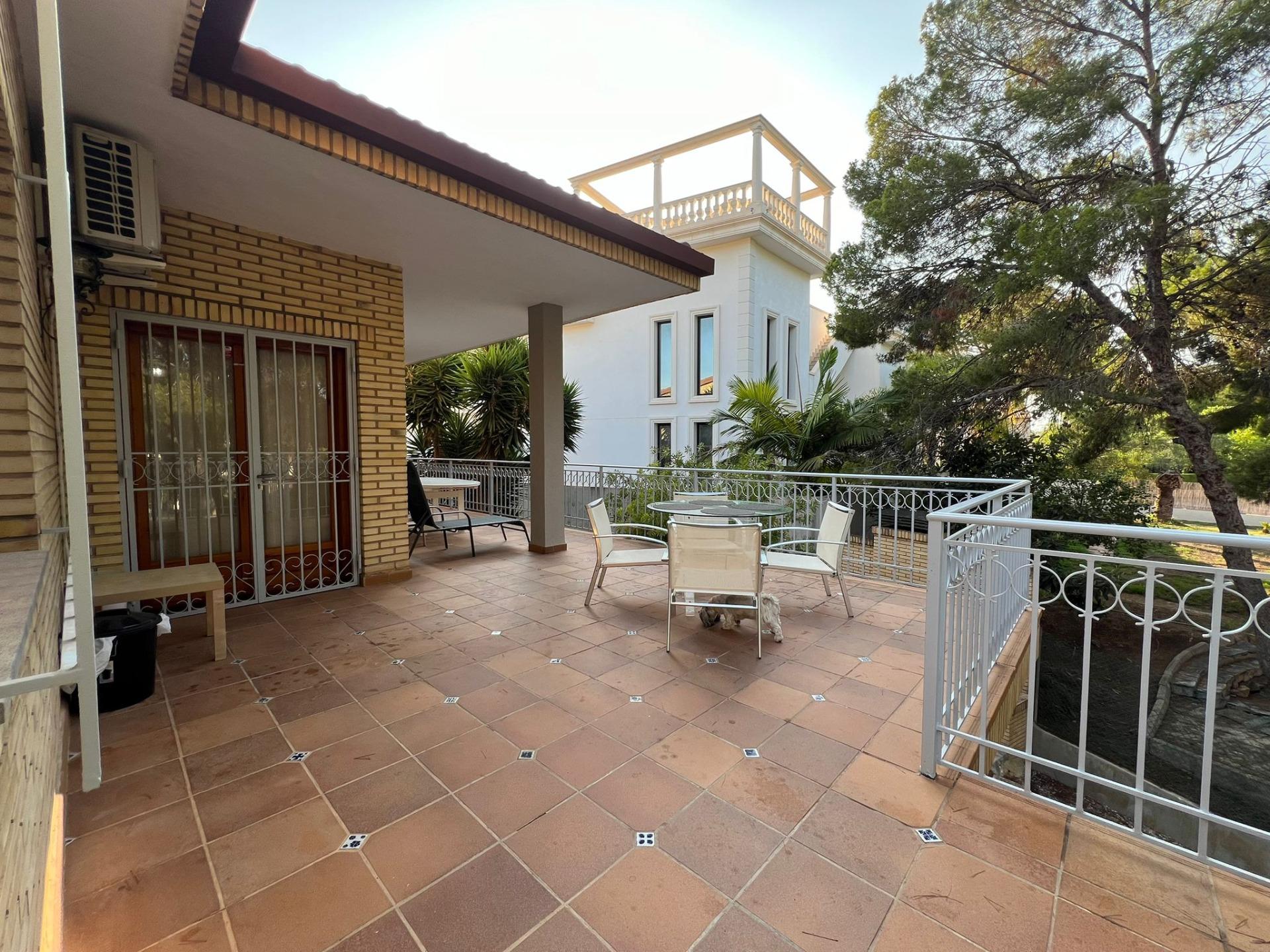 16-12-4 VILLA EN ORIHUELA COSTA A 500 METROS DE LA PLAYA. 4 DORM. 3 BAÑOS. PARCELA 1.145M2.