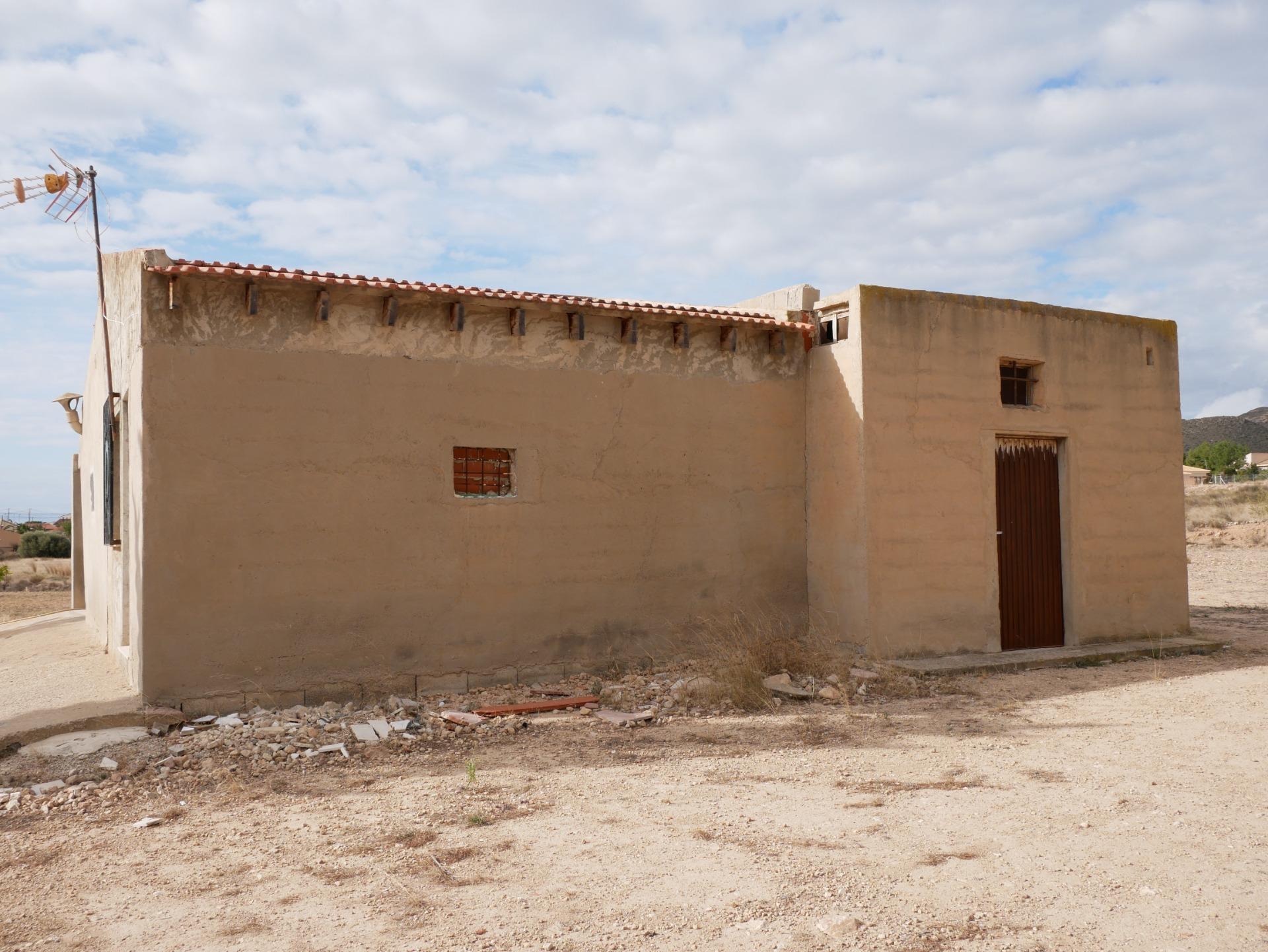16-12 CASA CON TERRENO EN ZONA EL SALADO, ABANILLA