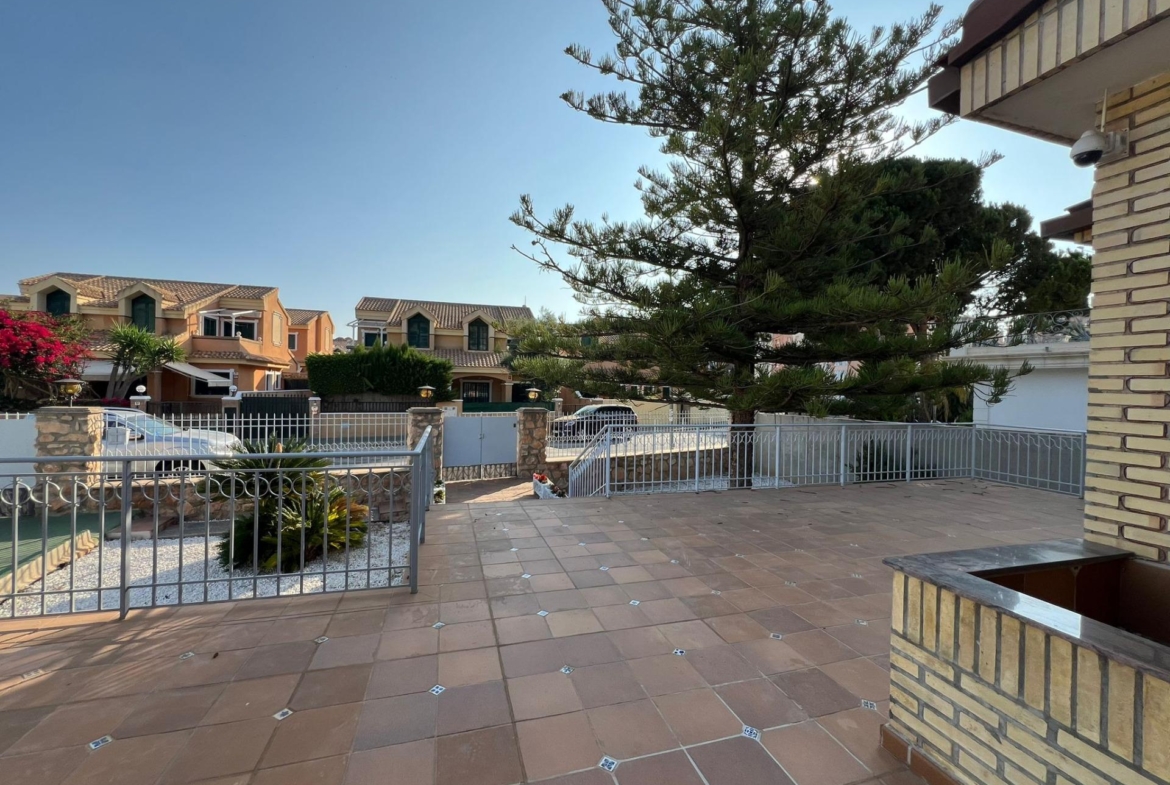 VILLA EN ORIHUELA COSTA A 500 METROS DE LA PLAYA. 4 DORM. 3 BAÑOS. PARCELA 1.145M2.