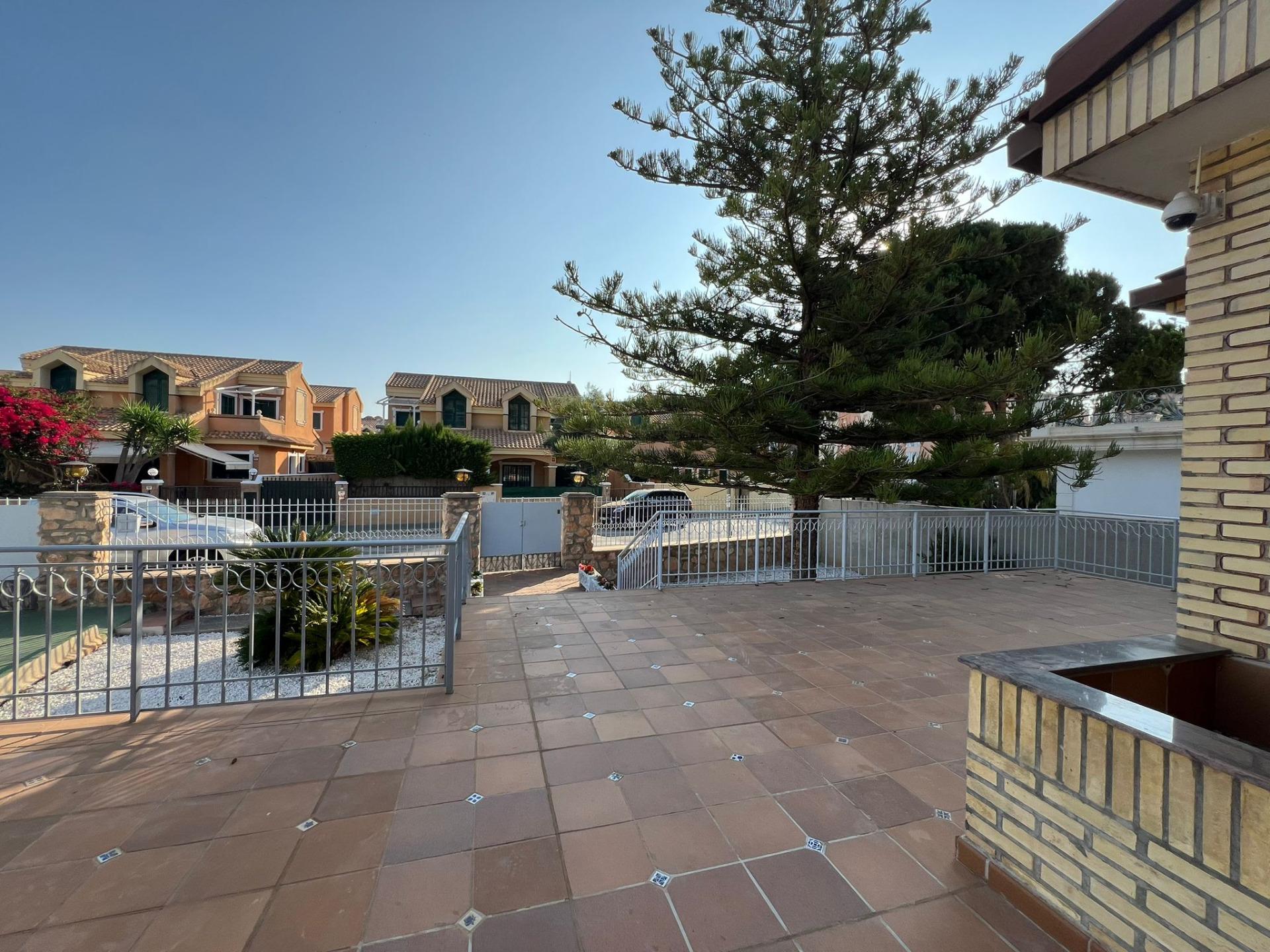 16-13-4 VILLA EN ORIHUELA COSTA A 500 METROS DE LA PLAYA. 4 DORM. 3 BAÑOS. PARCELA 1.145M2.