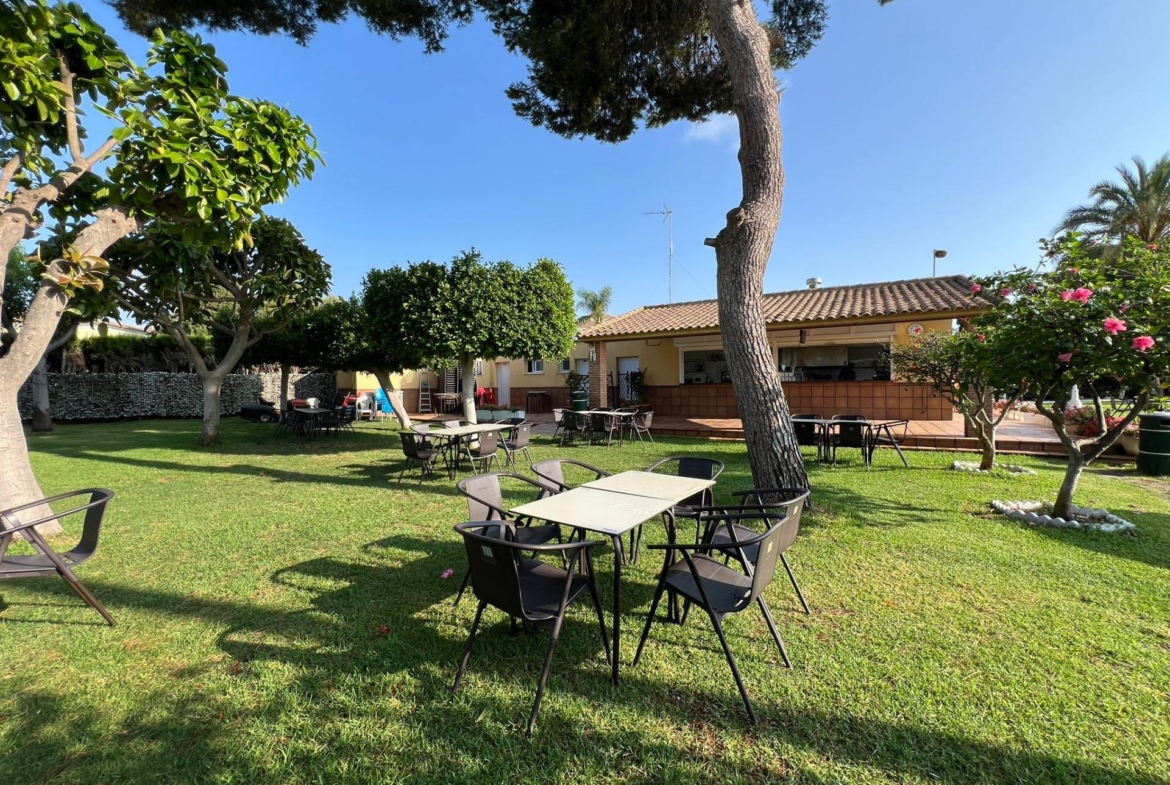 VILLA EN ORIHUELA COSTA A 500 METROS DE LA PLAYA. 4 DORM. 3 BAÑOS. PARCELA 1.145M2.