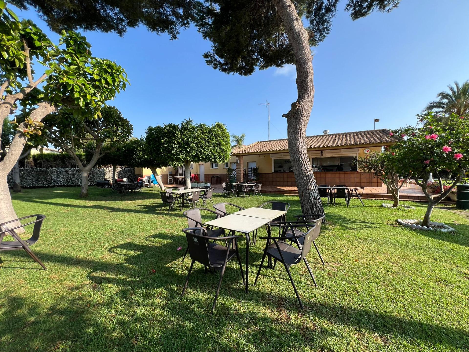 16-14-4 VILLA EN ORIHUELA COSTA A 500 METROS DE LA PLAYA. 4 DORM. 3 BAÑOS. PARCELA 1.145M2.