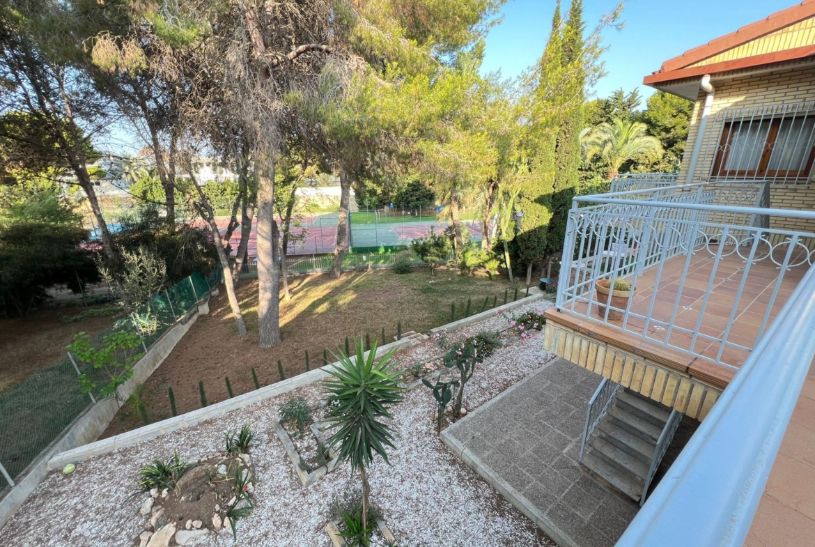 VILLA EN ORIHUELA COSTA A 500 METROS DE LA PLAYA. 4 DORM. 3 BAÑOS. PARCELA 1.145M2.