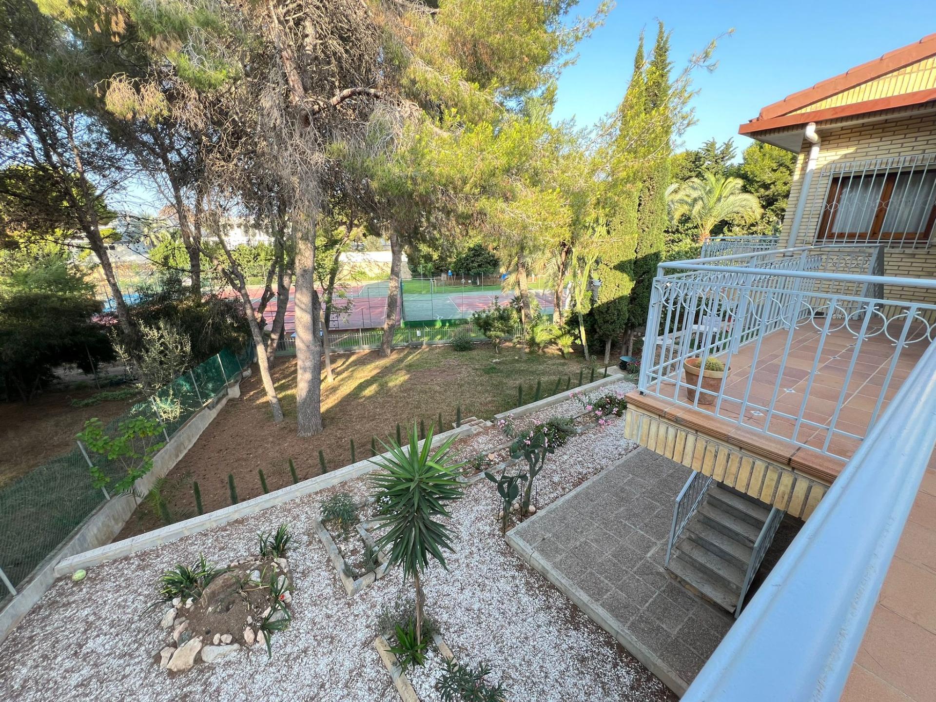 16-15-4 VILLA EN ORIHUELA COSTA A 500 METROS DE LA PLAYA. 4 DORM. 3 BAÑOS. PARCELA 1.145M2.