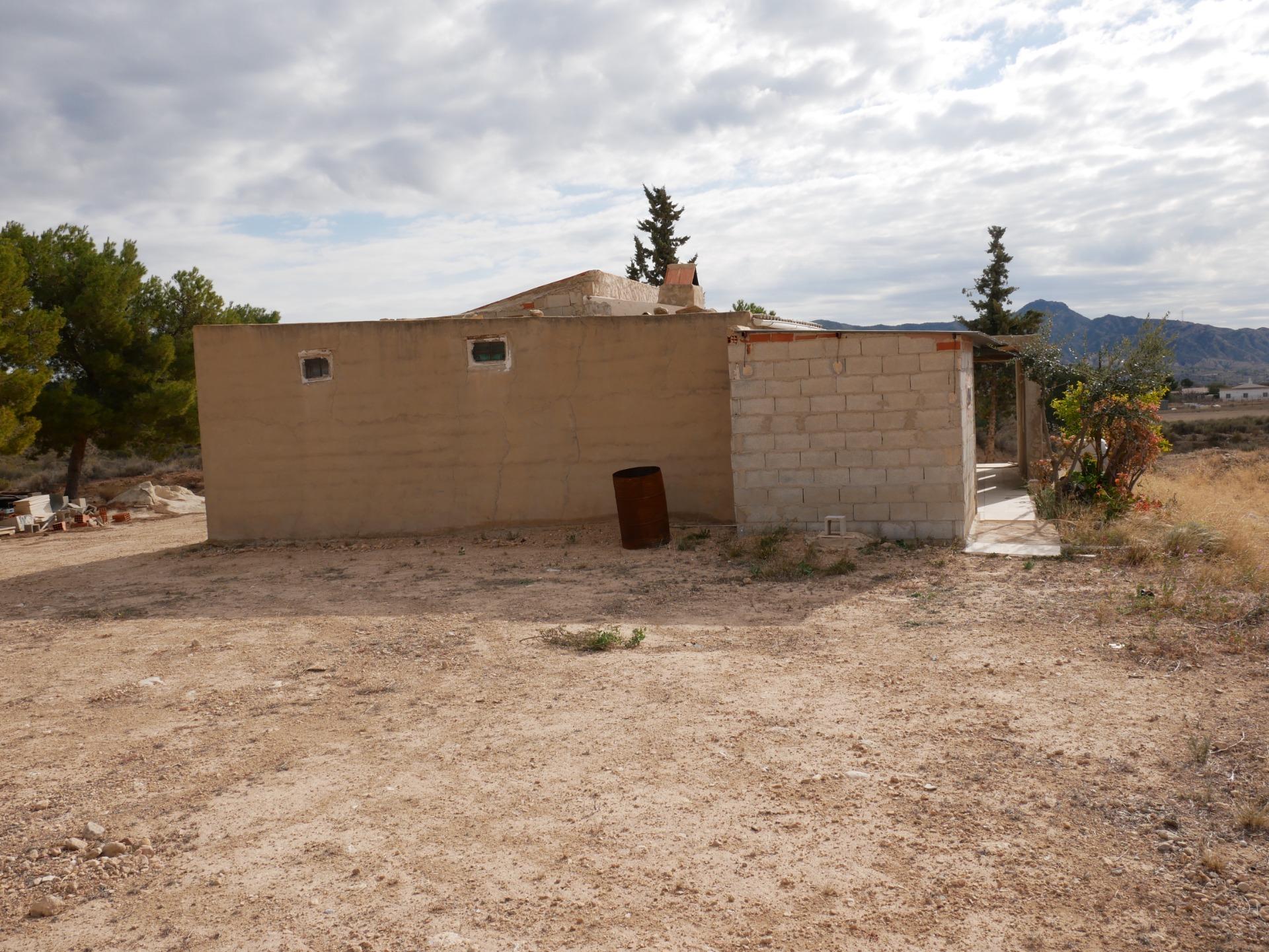 16-15 CASA CON TERRENO EN ZONA EL SALADO, ABANILLA